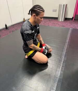Jéssica Andrade Instagram - Noite especial, em um evento especial, e uma vitória especial!
A Jessica é inacabável, e segue fazendo história, a mulher com mais vitórias na história do UFC, e como ela gosta de dizer “não morri ainda não” HAHAH Orgulho gigantesco de você, é merecedora demais 🔥❤️🫶🏾 DEUS É BOM O TEMPO TODO!!!!

.
.
.
.
 #UFC300 #jessicaandrade #holloway #poatan #mma #ufc