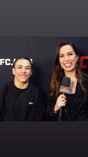Jéssica Andrade Instagram - Olha a reação da @jessicammapro ao ver o nocaute do @diegolopesmma no #UFC300 😂

Que evento é esse, minha gente! 🔥🔥🔥

Acompanhe tudo no @ufcfightpassbr 

#jessicaandrade #bateestaca #diegolopes #ufc #mma #vidadecorrespondente #ufctvhost
