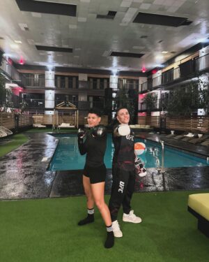Jéssica Andrade Instagram - Tínhamos uns  pares de luvas,uns metros quadrados , motivo e vontade de sobra .
Se movimentando com minha parça @jessicammapro 🫠 
.
.
.
.
.
.

#ufc #prvtgirls  #bjj #mma #boxing #boxe #nogigrappling #nike #venum #barber #espoter  #fight #okaydeebarbearia