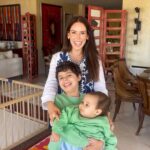 Júlia Belard Instagram – Vários looks com a mesma t-shirt&jeans, e os meus pequenos fashion advisors por perto! 😎

Different looks with the same shirt&pants, and my little fashion advisors nearby!