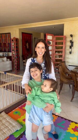 Júlia Belard Instagram - Vários looks com a mesma t-shirt&jeans, e os meus pequenos fashion advisors por perto! 😎

Different looks with the same shirt&pants, and my little fashion advisors nearby!