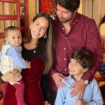 Júlia Belard Instagram – Uma família pirosa em diferentes tons de encarnado. É também assim o nosso dia a dia, recheado de diferentes formas de amor, com lágrimas, desarrumação, dúvidas, gritos, alegrias, conquistas, esperança, um qb de loucura mas, sobretudo e sempre, com muito amor. O Natal passa rápido demais ❤️