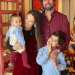 Júlia Belard Instagram – Uma família pirosa em diferentes tons de encarnado. É também assim o nosso dia a dia, recheado de diferentes formas de amor, com lágrimas, desarrumação, dúvidas, gritos, alegrias, conquistas, esperança, um qb de loucura mas, sobretudo e sempre, com muito amor. O Natal passa rápido demais ❤️
