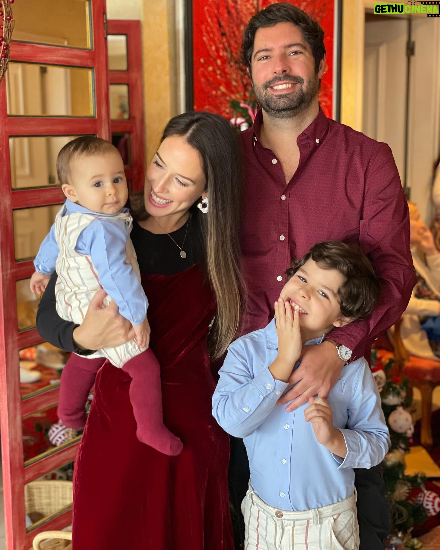 Júlia Belard Instagram - Uma família pirosa em diferentes tons de encarnado. É também assim o nosso dia a dia, recheado de diferentes formas de amor, com lágrimas, desarrumação, dúvidas, gritos, alegrias, conquistas, esperança, um qb de loucura mas, sobretudo e sempre, com muito amor. O Natal passa rápido demais ❤️