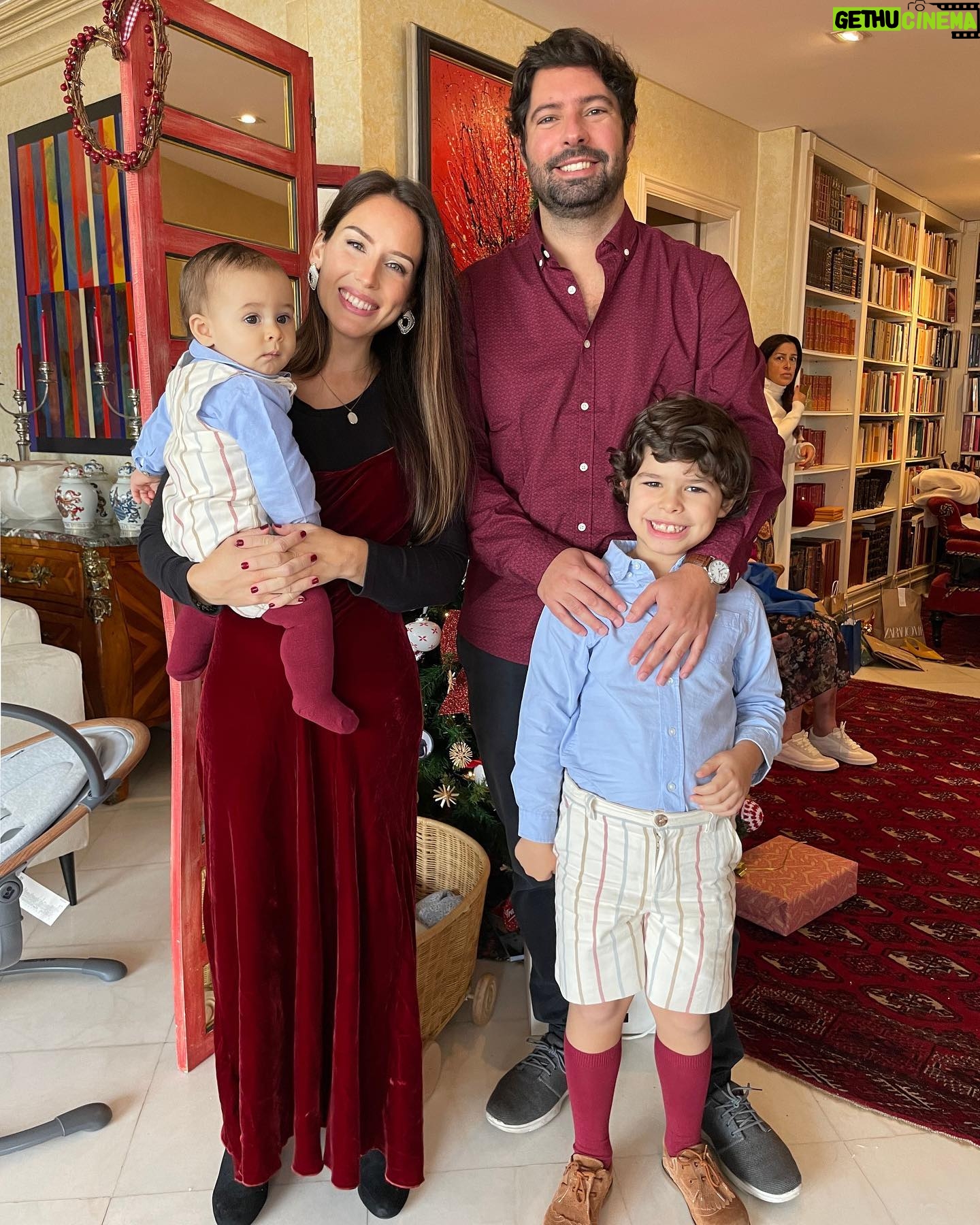Júlia Belard Instagram - Uma família pirosa em diferentes tons de encarnado. É também assim o nosso dia a dia, recheado de diferentes formas de amor, com lágrimas, desarrumação, dúvidas, gritos, alegrias, conquistas, esperança, um qb de loucura mas, sobretudo e sempre, com muito amor. O Natal passa rápido demais ❤️