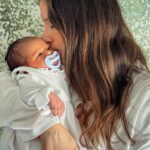 Júlia Belard Instagram – O ano mais difícil da minha vida, trouxe também a maior alegria. Engraçada esta dicotomia da vida, que me faz chegar a uma só conclusão. Mesmo nos dias de chuva, há um raio de sol que se abre, e é a partir daí que nasce o arco-íris. Nosso Sebastião, (o bebé que não tinha nome 😅😂) faz hoje 8 meses e não vos consigo explicar o quanto é amado por todos nós, mas consigo dizer-vos que é o bebé mais querido, mais bem disposto e mais amoroso do mundo. Todos os dias me ensina, todos os dias me faz crescer, todos os dias me faz querer ser melhor (clichê ranhoso bem verdadeiro). E quando o meu olhar murcha, o seu sorriso ilumina-me e enche-me a alma de alegria. Obrigada meu bebé precioso 💙