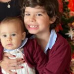 Júlia Belard Instagram – Uma família pirosa em diferentes tons de encarnado. É também assim o nosso dia a dia, recheado de diferentes formas de amor, com lágrimas, desarrumação, dúvidas, gritos, alegrias, conquistas, esperança, um qb de loucura mas, sobretudo e sempre, com muito amor. O Natal passa rápido demais ❤️