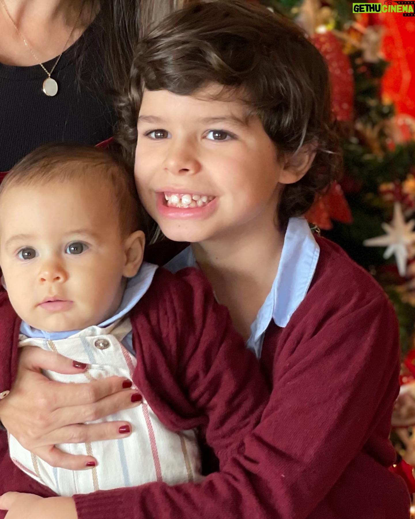 Júlia Belard Instagram - Uma família pirosa em diferentes tons de encarnado. É também assim o nosso dia a dia, recheado de diferentes formas de amor, com lágrimas, desarrumação, dúvidas, gritos, alegrias, conquistas, esperança, um qb de loucura mas, sobretudo e sempre, com muito amor. O Natal passa rápido demais ❤️