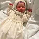 Júlia Belard Instagram – O ano mais difícil da minha vida, trouxe também a maior alegria. Engraçada esta dicotomia da vida, que me faz chegar a uma só conclusão. Mesmo nos dias de chuva, há um raio de sol que se abre, e é a partir daí que nasce o arco-íris. Nosso Sebastião, (o bebé que não tinha nome 😅😂) faz hoje 8 meses e não vos consigo explicar o quanto é amado por todos nós, mas consigo dizer-vos que é o bebé mais querido, mais bem disposto e mais amoroso do mundo. Todos os dias me ensina, todos os dias me faz crescer, todos os dias me faz querer ser melhor (clichê ranhoso bem verdadeiro). E quando o meu olhar murcha, o seu sorriso ilumina-me e enche-me a alma de alegria. Obrigada meu bebé precioso 💙
