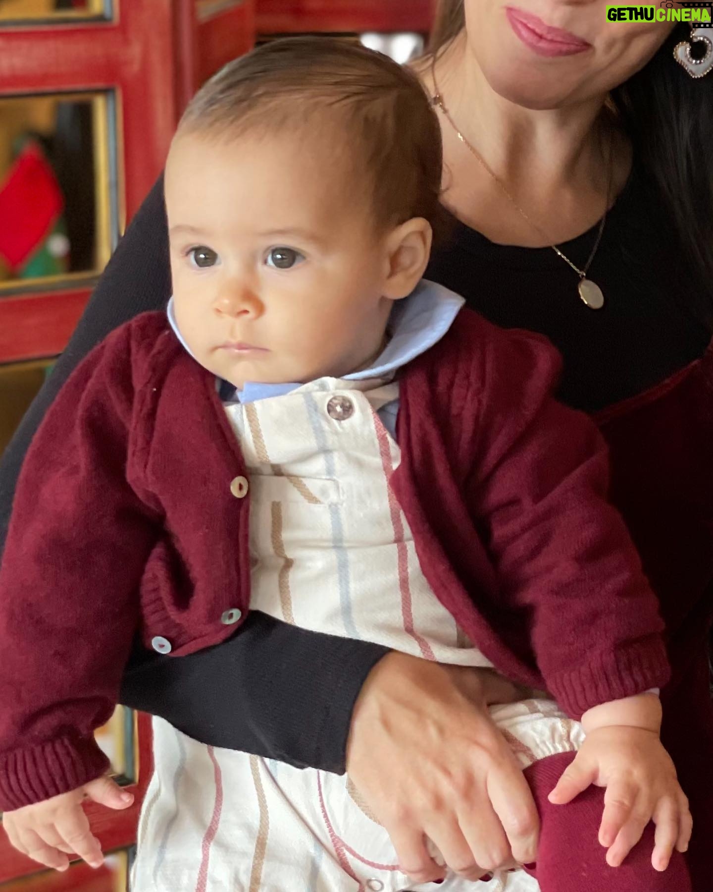 Júlia Belard Instagram - Uma família pirosa em diferentes tons de encarnado. É também assim o nosso dia a dia, recheado de diferentes formas de amor, com lágrimas, desarrumação, dúvidas, gritos, alegrias, conquistas, esperança, um qb de loucura mas, sobretudo e sempre, com muito amor. O Natal passa rápido demais ❤️