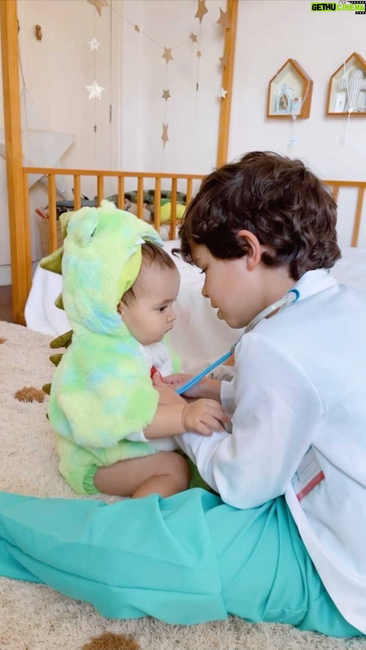 Júlia Belard Instagram - Dr. Matias e seu paciente, o Dinossauro mais querido do mundo, seguidos de um assustador T-Rex e um doce Lobinho. Ver esta interação entre os dois é de derreter o coração, e estes fatinhos de carnaval são demais 🥹. Antes que perguntem, ainda estão disponíveis no @elcorteinglespt 💚