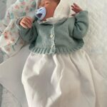 Júlia Belard Instagram – O ano mais difícil da minha vida, trouxe também a maior alegria. Engraçada esta dicotomia da vida, que me faz chegar a uma só conclusão. Mesmo nos dias de chuva, há um raio de sol que se abre, e é a partir daí que nasce o arco-íris. Nosso Sebastião, (o bebé que não tinha nome 😅😂) faz hoje 8 meses e não vos consigo explicar o quanto é amado por todos nós, mas consigo dizer-vos que é o bebé mais querido, mais bem disposto e mais amoroso do mundo. Todos os dias me ensina, todos os dias me faz crescer, todos os dias me faz querer ser melhor (clichê ranhoso bem verdadeiro). E quando o meu olhar murcha, o seu sorriso ilumina-me e enche-me a alma de alegria. Obrigada meu bebé precioso 💙