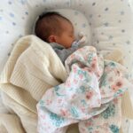 Júlia Belard Instagram – O ano mais difícil da minha vida, trouxe também a maior alegria. Engraçada esta dicotomia da vida, que me faz chegar a uma só conclusão. Mesmo nos dias de chuva, há um raio de sol que se abre, e é a partir daí que nasce o arco-íris. Nosso Sebastião, (o bebé que não tinha nome 😅😂) faz hoje 8 meses e não vos consigo explicar o quanto é amado por todos nós, mas consigo dizer-vos que é o bebé mais querido, mais bem disposto e mais amoroso do mundo. Todos os dias me ensina, todos os dias me faz crescer, todos os dias me faz querer ser melhor (clichê ranhoso bem verdadeiro). E quando o meu olhar murcha, o seu sorriso ilumina-me e enche-me a alma de alegria. Obrigada meu bebé precioso 💙
