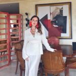 Júlia Belard Instagram - #grwm para um evento, Sunset White Party! Adoro estes brincos mas sinto sempre que levo dois penduricalhos enormes e acabo por desistir. Atrevem-se a usá-los? 🌺