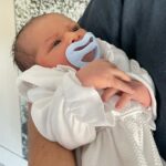 Júlia Belard Instagram – O ano mais difícil da minha vida, trouxe também a maior alegria. Engraçada esta dicotomia da vida, que me faz chegar a uma só conclusão. Mesmo nos dias de chuva, há um raio de sol que se abre, e é a partir daí que nasce o arco-íris. Nosso Sebastião, (o bebé que não tinha nome 😅😂) faz hoje 8 meses e não vos consigo explicar o quanto é amado por todos nós, mas consigo dizer-vos que é o bebé mais querido, mais bem disposto e mais amoroso do mundo. Todos os dias me ensina, todos os dias me faz crescer, todos os dias me faz querer ser melhor (clichê ranhoso bem verdadeiro). E quando o meu olhar murcha, o seu sorriso ilumina-me e enche-me a alma de alegria. Obrigada meu bebé precioso 💙
