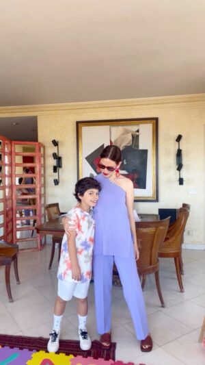 Júlia Belard Instagram - Outfit Check with my son 💙 
A Lion of Porches celebra o Dia da Criança com ofertas especiais de -20% na coleção Kids, até dia 2 de Junho!!!! Corram!!! Nós claro que aproveitámos 😍 o que resultou neste outfit check ✅ Acho que o Matias ficou incrível!!!!! Está mesmo mesmo giro. Digam-me se concordam nos comentários ⬇️ e p.s. o que acharam do meu look? 😎
