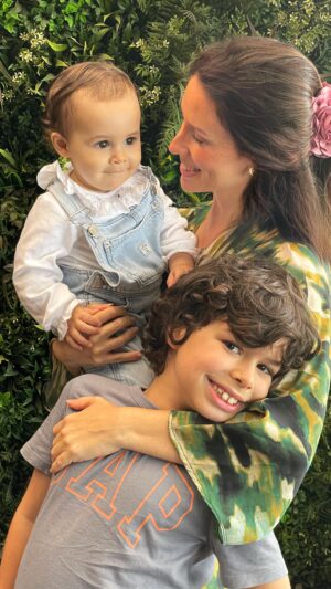 Júlia Belard Instagram - Um pouco de tortura infantil para mais tarde recordar. E eu ainda queria outra coisa? ‘Adoro a Mãe infinito’ é a melhor descrição que podia pedir 😍 Como é que lhe explico que os adoro muito mais do que o infinito? 🥹
