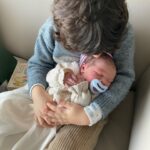 Júlia Belard Instagram – O ano mais difícil da minha vida, trouxe também a maior alegria. Engraçada esta dicotomia da vida, que me faz chegar a uma só conclusão. Mesmo nos dias de chuva, há um raio de sol que se abre, e é a partir daí que nasce o arco-íris. Nosso Sebastião, (o bebé que não tinha nome 😅😂) faz hoje 8 meses e não vos consigo explicar o quanto é amado por todos nós, mas consigo dizer-vos que é o bebé mais querido, mais bem disposto e mais amoroso do mundo. Todos os dias me ensina, todos os dias me faz crescer, todos os dias me faz querer ser melhor (clichê ranhoso bem verdadeiro). E quando o meu olhar murcha, o seu sorriso ilumina-me e enche-me a alma de alegria. Obrigada meu bebé precioso 💙