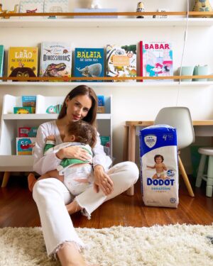 Júlia Belard Instagram - Também nesta nova fase de explorador de mundo, com direito a trepar, subir e descer, abrir e fechar, empurrar e cair mas também voltar ao seu porto seguro, as Dodot Sensitive continuam a ser a nossa escolha predileta 😍. 

Aproveito para vos dizer que está a decorrer uma mega campanha Dodot, em que na compra de 2 embalagens de fraldas Dodot Sensitive, a Dodot devolve o valor de um dos packs, através da App Poupar é Ganhar! 

Esta campanha estará a decorrer de 1 de Abril a 30 de Junho! 

@dodot_pt 
#DodotSensitive 
#Pub 
#ComoNenhumaOutra