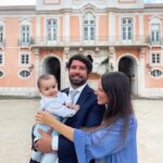 Júlia Belard Instagram – Todas iguais, mas todas diferentes. Não consegui escolher. O principal ponto comum: um amor desmedido por este nosso bebé. Há anos quando andava à procura de sítios giros para me casar visitei o Palácio Correio Mor que me chamou especial atenção, não só pela sua fachada lindíssima mas também por esta imagem de Nossa Senhora da Oliveira que é tão bonita. Não me casei aqui mas celebrámos o matrimónio dos nossos sobrinhos queridos e o crescimento deste nosso bebé que tanto adoramos 💙 e agora ajudem-me pls, qual a melhor fotografia para emoldurar!!?