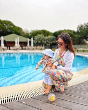Júlia Belard Instagram - É uma ginástica sem fim, cabelos no ar, cabelos apanhados, cabelos muito despenteados, roupa molhada, roupa suja, roupa encharcada, sopa, leite, um pouco de tudo se pode encontrar. Senta para almoçar. Levanta porque quer colo e está a chorar. Vai para o chão, quase um trambolhão, ai aguenta coração. Quer mamar, vamos embalar. Hora de dormir. Está a sorrir. Que maravilha, vê-lo a rir. Queria acordar, a ele sim. A mim não. Nunca, deste sonho de encantar. Vem o irmão, precisa de atenção. Quanta emoção. Alguns gritos, zangas também fazem parte, pois quem ama e se entrega, sente tanto que podia ir daqui até Marte. Um pequeno à parte… isto de ser Mãe é mesmo, uma verdadeira ARTE.