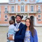 Júlia Belard Instagram – Todas iguais, mas todas diferentes. Não consegui escolher. O principal ponto comum: um amor desmedido por este nosso bebé. Há anos quando andava à procura de sítios giros para me casar visitei o Palácio Correio Mor que me chamou especial atenção, não só pela sua fachada lindíssima mas também por esta imagem de Nossa Senhora da Oliveira que é tão bonita. Não me casei aqui mas celebrámos o matrimónio dos nossos sobrinhos queridos e o crescimento deste nosso bebé que tanto adoramos 💙 e agora ajudem-me pls, qual a melhor fotografia para emoldurar!!?