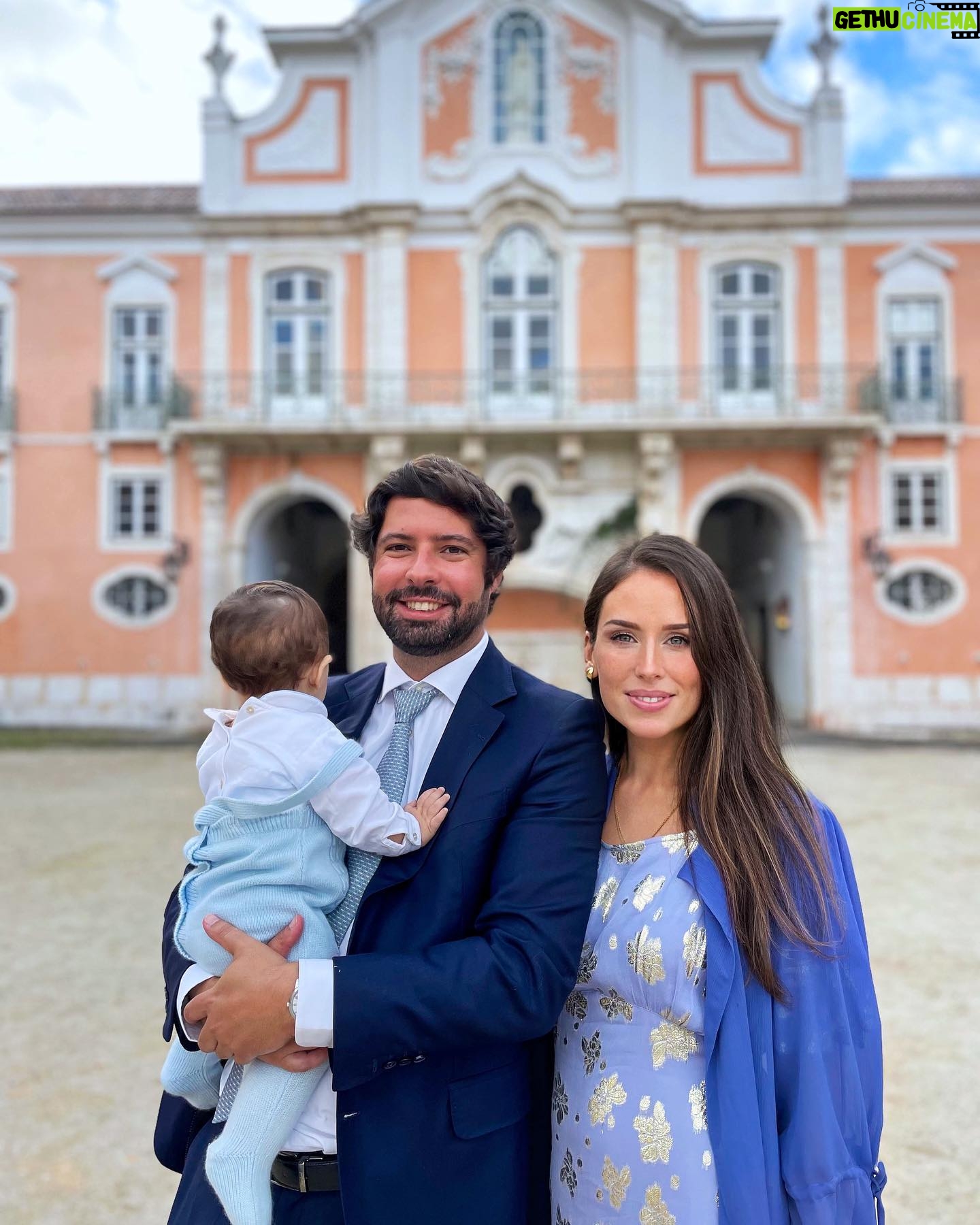 Júlia Belard Instagram - Todas iguais, mas todas diferentes. Não consegui escolher. O principal ponto comum: um amor desmedido por este nosso bebé. Há anos quando andava à procura de sítios giros para me casar visitei o Palácio Correio Mor que me chamou especial atenção, não só pela sua fachada lindíssima mas também por esta imagem de Nossa Senhora da Oliveira que é tão bonita. Não me casei aqui mas celebrámos o matrimónio dos nossos sobrinhos queridos e o crescimento deste nosso bebé que tanto adoramos 💙 e agora ajudem-me pls, qual a melhor fotografia para emoldurar!!?