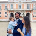 Júlia Belard Instagram – Todas iguais, mas todas diferentes. Não consegui escolher. O principal ponto comum: um amor desmedido por este nosso bebé. Há anos quando andava à procura de sítios giros para me casar visitei o Palácio Correio Mor que me chamou especial atenção, não só pela sua fachada lindíssima mas também por esta imagem de Nossa Senhora da Oliveira que é tão bonita. Não me casei aqui mas celebrámos o matrimónio dos nossos sobrinhos queridos e o crescimento deste nosso bebé que tanto adoramos 💙 e agora ajudem-me pls, qual a melhor fotografia para emoldurar!!?