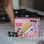 Júlia Belard Instagram - Olháaa as novidades imperdíveis desta semana! Descobri só o melhor gelado de sempre, este Gelado Sandwich e Iogurte com Molho de Frutos Vermelhos. É mesmo mesmo bom! 🙈 E este Snack Proteico com Chocolate e Avelã Go Active também não fica nada atrás. Têm de experimentar 😊 @pingodoce #novidadespingodoce #pingodoce