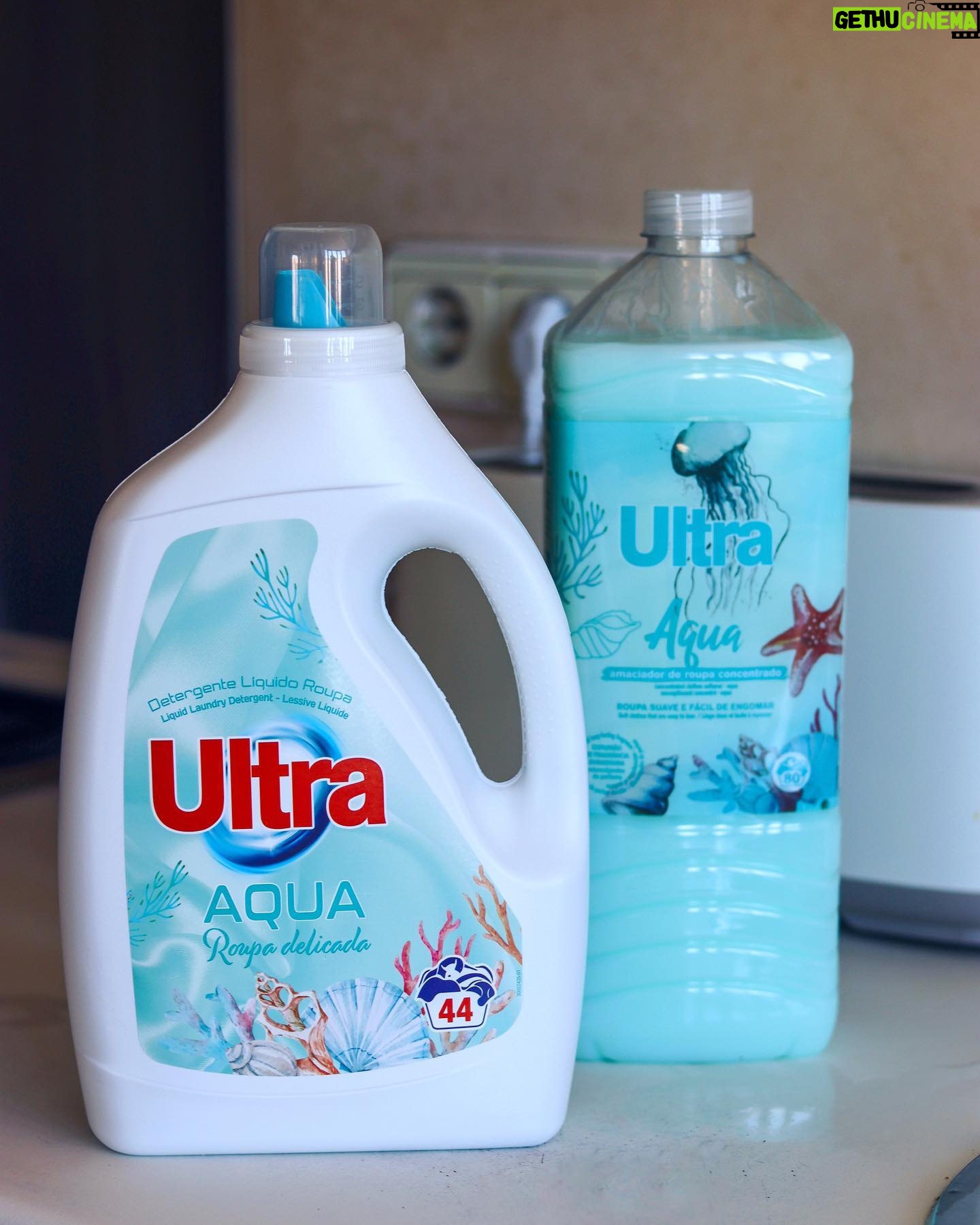 Júlia Belard Instagram - Cá em casa estamos fãs da nova dupla Aqua Ultra Pro que compramos no Pingo Doce, juntamente com as compras do mês. Da fragrância do Amaciador de Roupa Concentrado Aqua Ultra Pro nasce agora o Detergente Líquido para Roupa Delicada Aqua Ultra Pro 😊 A roupa fica com um aroma mesmo bom e muito fácil de engomar, super macia. A combinação perfeita 🩵 @pingodoce #PingoDoce #NovidadesPingoDoce