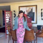 Júlia Belard Instagram - Depois de uma noite mal dormida com crianças doentes em casa, nada melhor do que um look colorido para alegrar o dia! Bailamos com os sapatos castanhos ou azuis? 💃🏻