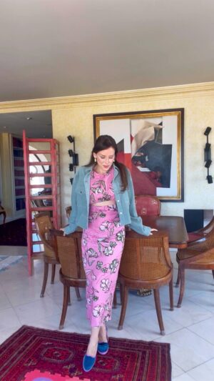 Júlia Belard Instagram - Depois de uma noite mal dormida com crianças doentes em casa, nada melhor do que um look colorido para alegrar o dia! Bailamos com os sapatos castanhos ou azuis? 💃🏻