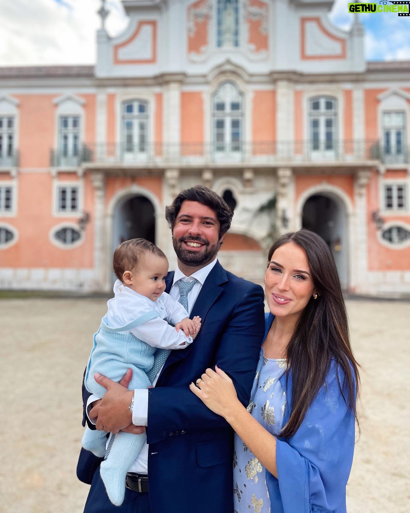 Júlia Belard Instagram - Todas iguais, mas todas diferentes. Não consegui escolher. O principal ponto comum: um amor desmedido por este nosso bebé. Há anos quando andava à procura de sítios giros para me casar visitei o Palácio Correio Mor que me chamou especial atenção, não só pela sua fachada lindíssima mas também por esta imagem de Nossa Senhora da Oliveira que é tão bonita. Não me casei aqui mas celebrámos o matrimónio dos nossos sobrinhos queridos e o crescimento deste nosso bebé que tanto adoramos 💙 e agora ajudem-me pls, qual a melhor fotografia para emoldurar!!?