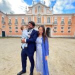 Júlia Belard Instagram – Todas iguais, mas todas diferentes. Não consegui escolher. O principal ponto comum: um amor desmedido por este nosso bebé. Há anos quando andava à procura de sítios giros para me casar visitei o Palácio Correio Mor que me chamou especial atenção, não só pela sua fachada lindíssima mas também por esta imagem de Nossa Senhora da Oliveira que é tão bonita. Não me casei aqui mas celebrámos o matrimónio dos nossos sobrinhos queridos e o crescimento deste nosso bebé que tanto adoramos 💙 e agora ajudem-me pls, qual a melhor fotografia para emoldurar!!?