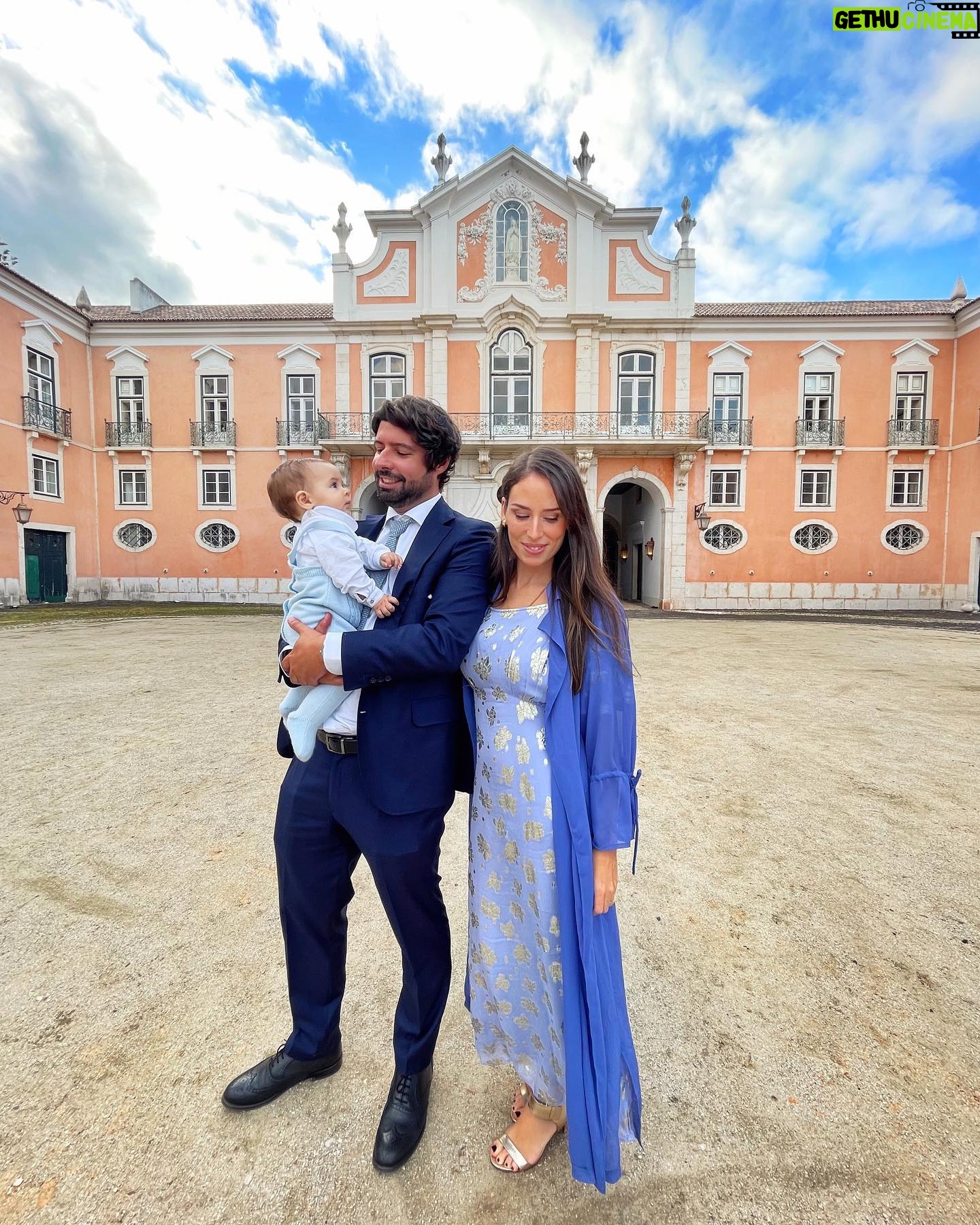 Júlia Belard Instagram - Todas iguais, mas todas diferentes. Não consegui escolher. O principal ponto comum: um amor desmedido por este nosso bebé. Há anos quando andava à procura de sítios giros para me casar visitei o Palácio Correio Mor que me chamou especial atenção, não só pela sua fachada lindíssima mas também por esta imagem de Nossa Senhora da Oliveira que é tão bonita. Não me casei aqui mas celebrámos o matrimónio dos nossos sobrinhos queridos e o crescimento deste nosso bebé que tanto adoramos 💙 e agora ajudem-me pls, qual a melhor fotografia para emoldurar!!?