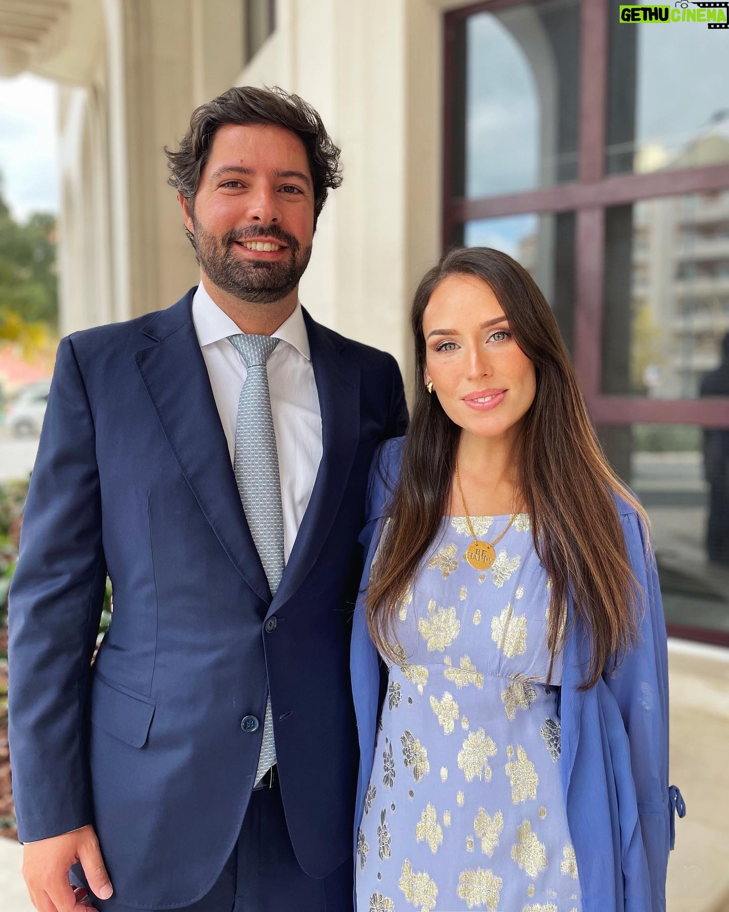 Júlia Belard Instagram - Todas iguais, mas todas diferentes. Não consegui escolher. O principal ponto comum: um amor desmedido por este nosso bebé. Há anos quando andava à procura de sítios giros para me casar visitei o Palácio Correio Mor que me chamou especial atenção, não só pela sua fachada lindíssima mas também por esta imagem de Nossa Senhora da Oliveira que é tão bonita. Não me casei aqui mas celebrámos o matrimónio dos nossos sobrinhos queridos e o crescimento deste nosso bebé que tanto adoramos 💙 e agora ajudem-me pls, qual a melhor fotografia para emoldurar!!?