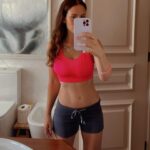 Júlia Belard Instagram – Começar o dia a trabalhar os poucos abs que restam 😎💪🏻