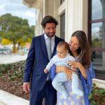 Júlia Belard Instagram – Todas iguais, mas todas diferentes. Não consegui escolher. O principal ponto comum: um amor desmedido por este nosso bebé. Há anos quando andava à procura de sítios giros para me casar visitei o Palácio Correio Mor que me chamou especial atenção, não só pela sua fachada lindíssima mas também por esta imagem de Nossa Senhora da Oliveira que é tão bonita. Não me casei aqui mas celebrámos o matrimónio dos nossos sobrinhos queridos e o crescimento deste nosso bebé que tanto adoramos 💙 e agora ajudem-me pls, qual a melhor fotografia para emoldurar!!?