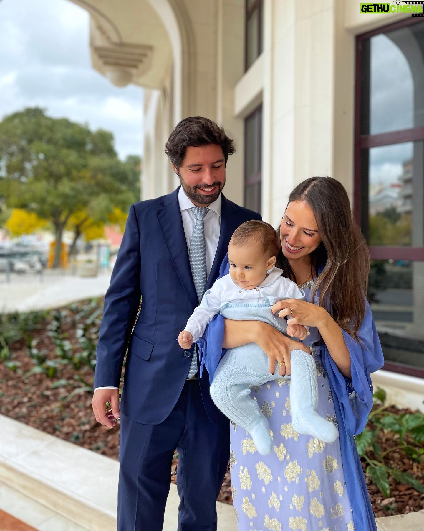 Júlia Belard Instagram - Todas iguais, mas todas diferentes. Não consegui escolher. O principal ponto comum: um amor desmedido por este nosso bebé. Há anos quando andava à procura de sítios giros para me casar visitei o Palácio Correio Mor que me chamou especial atenção, não só pela sua fachada lindíssima mas também por esta imagem de Nossa Senhora da Oliveira que é tão bonita. Não me casei aqui mas celebrámos o matrimónio dos nossos sobrinhos queridos e o crescimento deste nosso bebé que tanto adoramos 💙 e agora ajudem-me pls, qual a melhor fotografia para emoldurar!!?