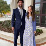 Júlia Belard Instagram – Todas iguais, mas todas diferentes. Não consegui escolher. O principal ponto comum: um amor desmedido por este nosso bebé. Há anos quando andava à procura de sítios giros para me casar visitei o Palácio Correio Mor que me chamou especial atenção, não só pela sua fachada lindíssima mas também por esta imagem de Nossa Senhora da Oliveira que é tão bonita. Não me casei aqui mas celebrámos o matrimónio dos nossos sobrinhos queridos e o crescimento deste nosso bebé que tanto adoramos 💙 e agora ajudem-me pls, qual a melhor fotografia para emoldurar!!?