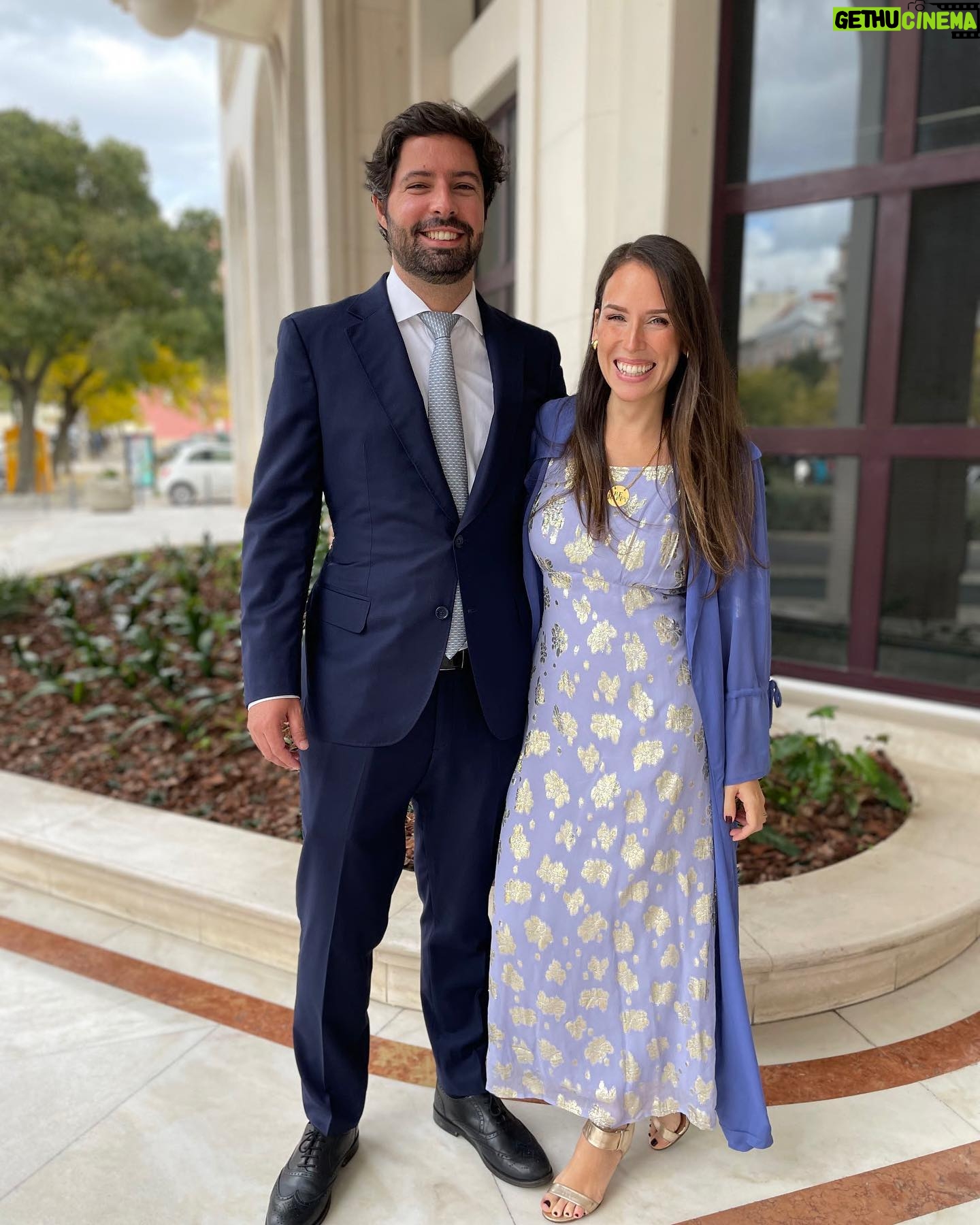 Júlia Belard Instagram - Todas iguais, mas todas diferentes. Não consegui escolher. O principal ponto comum: um amor desmedido por este nosso bebé. Há anos quando andava à procura de sítios giros para me casar visitei o Palácio Correio Mor que me chamou especial atenção, não só pela sua fachada lindíssima mas também por esta imagem de Nossa Senhora da Oliveira que é tão bonita. Não me casei aqui mas celebrámos o matrimónio dos nossos sobrinhos queridos e o crescimento deste nosso bebé que tanto adoramos 💙 e agora ajudem-me pls, qual a melhor fotografia para emoldurar!!?