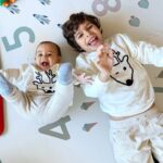 Júlia Belard Instagram – A 2 dias do início do Advento, época de reflexão, dou por mim a pensar onde estava nesta altura, no ano passado. Num lugar de onde julguei não mais ser capaz de sair. Muitas vezes perguntei aos Céus até onde desejariam que fosse, qual era o limite do sofrimento. Hoje, ao ler as belas e sábias palavras do Cardeal D. José Tolentino de Mendonça, que nos dizem: ‘Ensina-me a nascer. Quando as esperanças se rompem como coisas gastas, quando o caminho parecia mais leve e simples(…)diz ao meu coração que não é tarde nem longe’, fico com a certeza de que é possível voltar a nascer. Não há dor que não tenha fim. Não há nevoeiro que não desvaneça, e é sempre possível voltar a sorrir. É sempre possível voltar a olhar em redor e contemplar, é sempre possível ver beleza, e é sempre possível agradecer. 

Onde quer que estejas, ou o que quer que te aflija fica com essa certeza 💙

É então o Advento uma oportunidade para também nós voltarmos a nascer, renascermos nas nossas vidas e dos outros. 
Hoje agradeço mais do que nunca a vida dos meus filhos, a sua alegria e, sobretudo, a sua existência que vem confirmar a cada dia que passa esta minha maior missão, que é ser Mãe. 

Minhas reninhas preferidas 💙