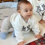 Júlia Belard Instagram – A 2 dias do início do Advento, época de reflexão, dou por mim a pensar onde estava nesta altura, no ano passado. Num lugar de onde julguei não mais ser capaz de sair. Muitas vezes perguntei aos Céus até onde desejariam que fosse, qual era o limite do sofrimento. Hoje, ao ler as belas e sábias palavras do Cardeal D. José Tolentino de Mendonça, que nos dizem: ‘Ensina-me a nascer. Quando as esperanças se rompem como coisas gastas, quando o caminho parecia mais leve e simples(…)diz ao meu coração que não é tarde nem longe’, fico com a certeza de que é possível voltar a nascer. Não há dor que não tenha fim. Não há nevoeiro que não desvaneça, e é sempre possível voltar a sorrir. É sempre possível voltar a olhar em redor e contemplar, é sempre possível ver beleza, e é sempre possível agradecer. 

Onde quer que estejas, ou o que quer que te aflija fica com essa certeza 💙

É então o Advento uma oportunidade para também nós voltarmos a nascer, renascermos nas nossas vidas e dos outros. 
Hoje agradeço mais do que nunca a vida dos meus filhos, a sua alegria e, sobretudo, a sua existência que vem confirmar a cada dia que passa esta minha maior missão, que é ser Mãe. 

Minhas reninhas preferidas 💙