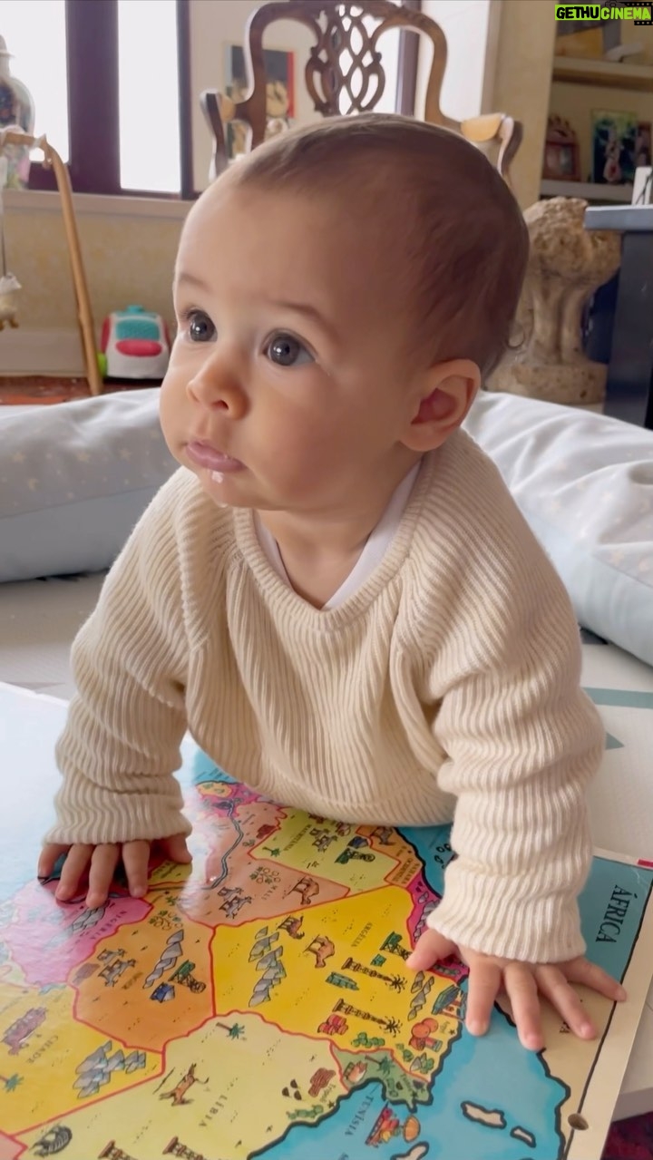 Júlia Belard Instagram - Está quase a gatinhar… mas na verdade começou a dançar!!!! Meu bebé bom demais 😍