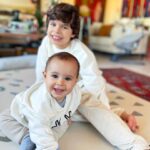 Júlia Belard Instagram – A 2 dias do início do Advento, época de reflexão, dou por mim a pensar onde estava nesta altura, no ano passado. Num lugar de onde julguei não mais ser capaz de sair. Muitas vezes perguntei aos Céus até onde desejariam que fosse, qual era o limite do sofrimento. Hoje, ao ler as belas e sábias palavras do Cardeal D. José Tolentino de Mendonça, que nos dizem: ‘Ensina-me a nascer. Quando as esperanças se rompem como coisas gastas, quando o caminho parecia mais leve e simples(…)diz ao meu coração que não é tarde nem longe’, fico com a certeza de que é possível voltar a nascer. Não há dor que não tenha fim. Não há nevoeiro que não desvaneça, e é sempre possível voltar a sorrir. É sempre possível voltar a olhar em redor e contemplar, é sempre possível ver beleza, e é sempre possível agradecer. 

Onde quer que estejas, ou o que quer que te aflija fica com essa certeza 💙

É então o Advento uma oportunidade para também nós voltarmos a nascer, renascermos nas nossas vidas e dos outros. 
Hoje agradeço mais do que nunca a vida dos meus filhos, a sua alegria e, sobretudo, a sua existência que vem confirmar a cada dia que passa esta minha maior missão, que é ser Mãe. 

Minhas reninhas preferidas 💙