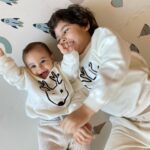 Júlia Belard Instagram – A 2 dias do início do Advento, época de reflexão, dou por mim a pensar onde estava nesta altura, no ano passado. Num lugar de onde julguei não mais ser capaz de sair. Muitas vezes perguntei aos Céus até onde desejariam que fosse, qual era o limite do sofrimento. Hoje, ao ler as belas e sábias palavras do Cardeal D. José Tolentino de Mendonça, que nos dizem: ‘Ensina-me a nascer. Quando as esperanças se rompem como coisas gastas, quando o caminho parecia mais leve e simples(…)diz ao meu coração que não é tarde nem longe’, fico com a certeza de que é possível voltar a nascer. Não há dor que não tenha fim. Não há nevoeiro que não desvaneça, e é sempre possível voltar a sorrir. É sempre possível voltar a olhar em redor e contemplar, é sempre possível ver beleza, e é sempre possível agradecer. 

Onde quer que estejas, ou o que quer que te aflija fica com essa certeza 💙

É então o Advento uma oportunidade para também nós voltarmos a nascer, renascermos nas nossas vidas e dos outros. 
Hoje agradeço mais do que nunca a vida dos meus filhos, a sua alegria e, sobretudo, a sua existência que vem confirmar a cada dia que passa esta minha maior missão, que é ser Mãe. 

Minhas reninhas preferidas 💙