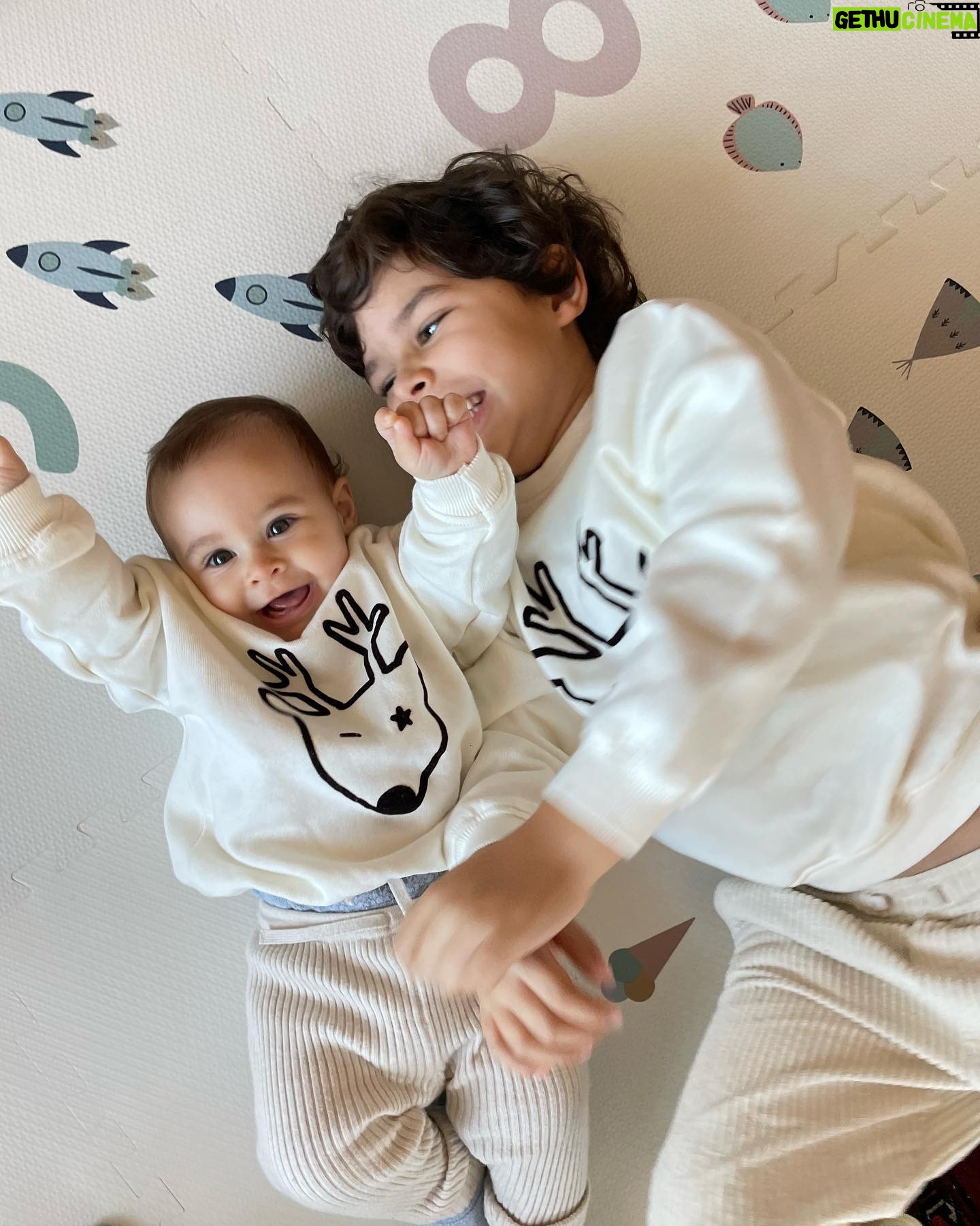 Júlia Belard Instagram - A 2 dias do início do Advento, época de reflexão, dou por mim a pensar onde estava nesta altura, no ano passado. Num lugar de onde julguei não mais ser capaz de sair. Muitas vezes perguntei aos Céus até onde desejariam que fosse, qual era o limite do sofrimento. Hoje, ao ler as belas e sábias palavras do Cardeal D. José Tolentino de Mendonça, que nos dizem: ‘Ensina-me a nascer. Quando as esperanças se rompem como coisas gastas, quando o caminho parecia mais leve e simples(…)diz ao meu coração que não é tarde nem longe’, fico com a certeza de que é possível voltar a nascer. Não há dor que não tenha fim. Não há nevoeiro que não desvaneça, e é sempre possível voltar a sorrir. É sempre possível voltar a olhar em redor e contemplar, é sempre possível ver beleza, e é sempre possível agradecer. Onde quer que estejas, ou o que quer que te aflija fica com essa certeza 💙 É então o Advento uma oportunidade para também nós voltarmos a nascer, renascermos nas nossas vidas e dos outros. Hoje agradeço mais do que nunca a vida dos meus filhos, a sua alegria e, sobretudo, a sua existência que vem confirmar a cada dia que passa esta minha maior missão, que é ser Mãe. Minhas reninhas preferidas 💙