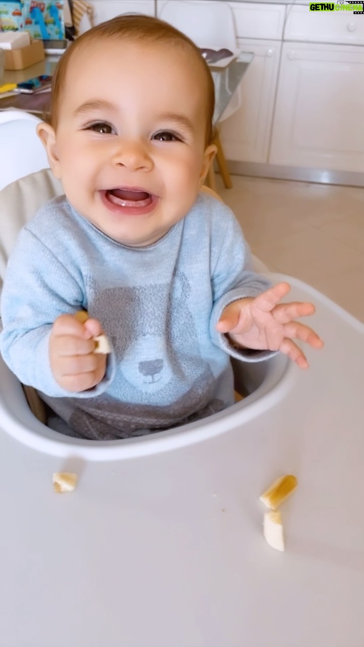Júlia Belard Instagram - Como sabem valorizo especialmente o mundo infantil, o amor e respeito pelas crianças, uma das razões pelas quais escolho dar ao Sebastião a oportunidade de conhecer, explorar e saborear os alimentos em baby led weaning. O que resulta em muitas nódoas, mas também num bebé feliz e autónomo 💙 Este ano, a Persil volta a associar-se à Make-A-Wish, para ajudar a realizar desejos a crianças e jovens gravemente doentes. Esta é uma iniciativa tão bonita e especial que não deixa ninguém indiferente! PUB #Persil #makeawishportugal