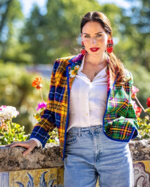 Júlia Belard Instagram - This friday!! 🌟🌺🌿
With my grandmother’s special blazer 🪆💚❤️🩷