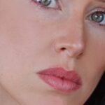 Júlia Belard Instagram – Quantas vezes chorámos? Quantas vezes nos despedaçaram? Quantas vezes nos partiram o coração? Quantas vezes serão precisas? Quantas vezes serão demais? Nada nem ninguém te pode impedir de ser tudo aquilo que quiseres. És única. És linda. És Mulher. Nunca duvides do teu poder. Nunca deixes que ninguém te rebaixe. Não deixes que ninguém duvide de ti. Não deixes que ninguém te faça deixar de acreditar em ti. Não deixes que te julguem. Que te digam que és muito isto ou pouco aquilo. Nada do que os outros possam dizer te define. Feliz dia da Mulher 🩷